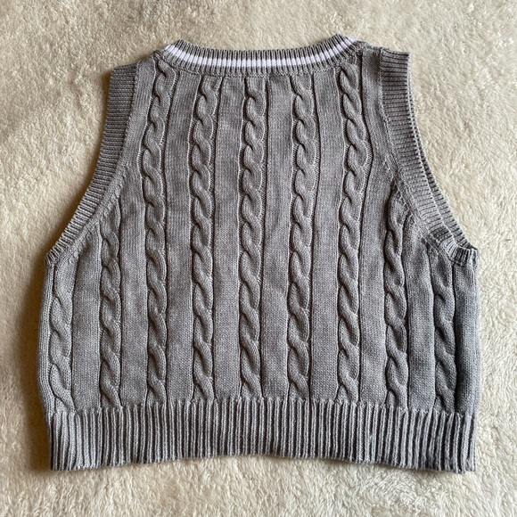 Cable knit sweater vest - Picture 2 of 2